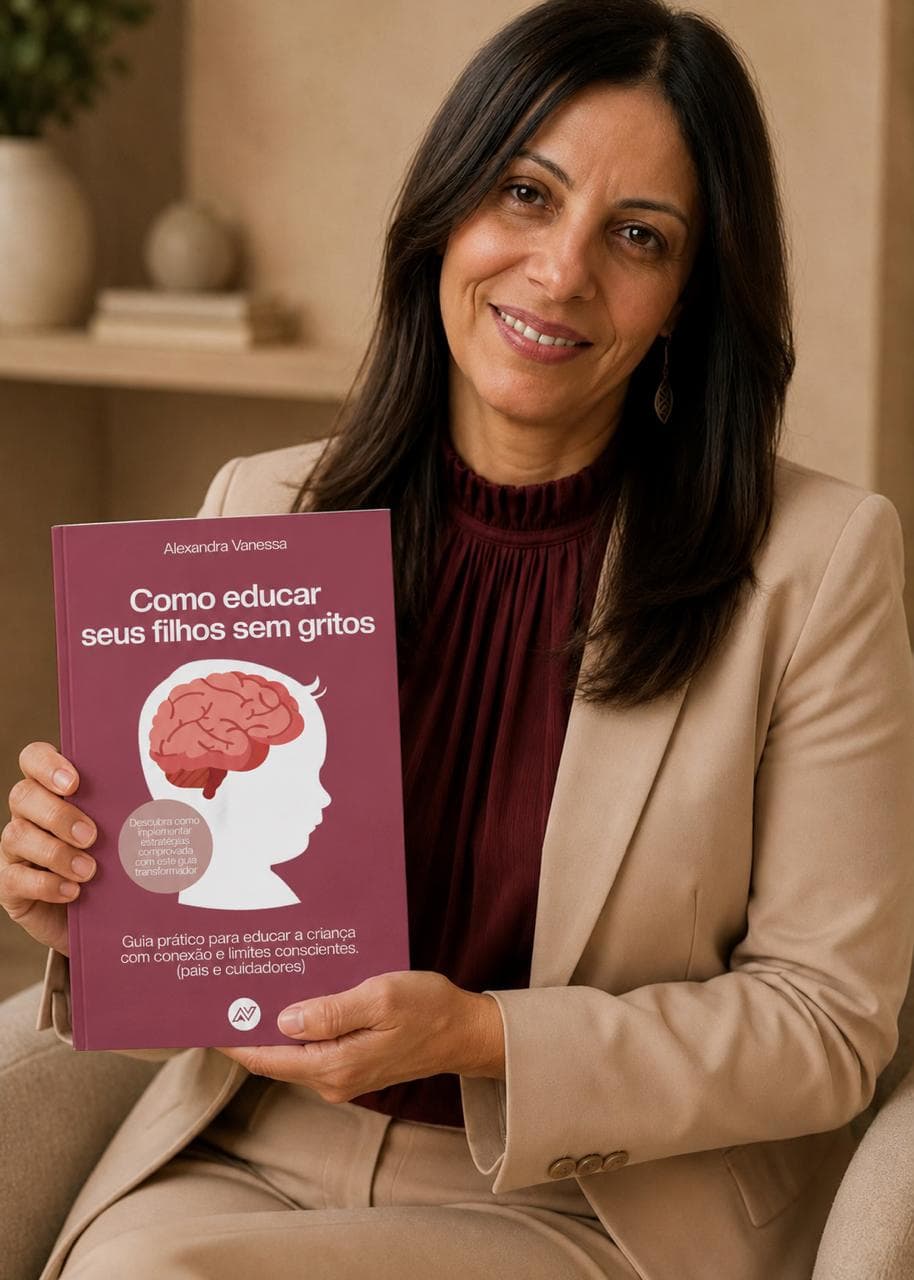Alexandra Vanessa com o e-book Como Educar Seus Filhos Sem Gritos